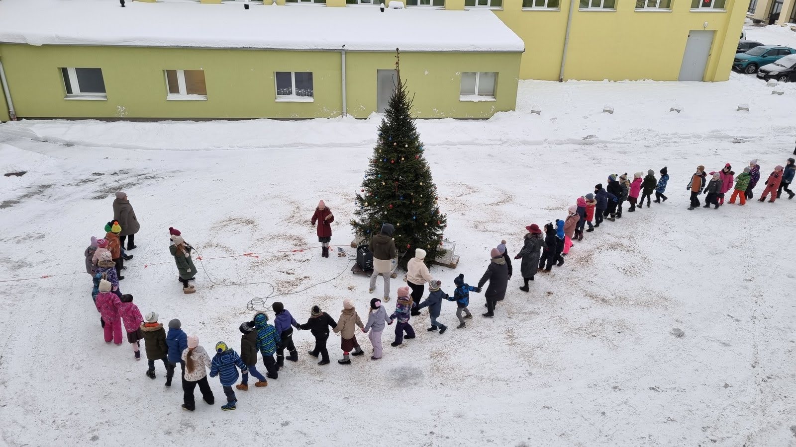 Iekšpagalmā tiek iedegta skolas egle