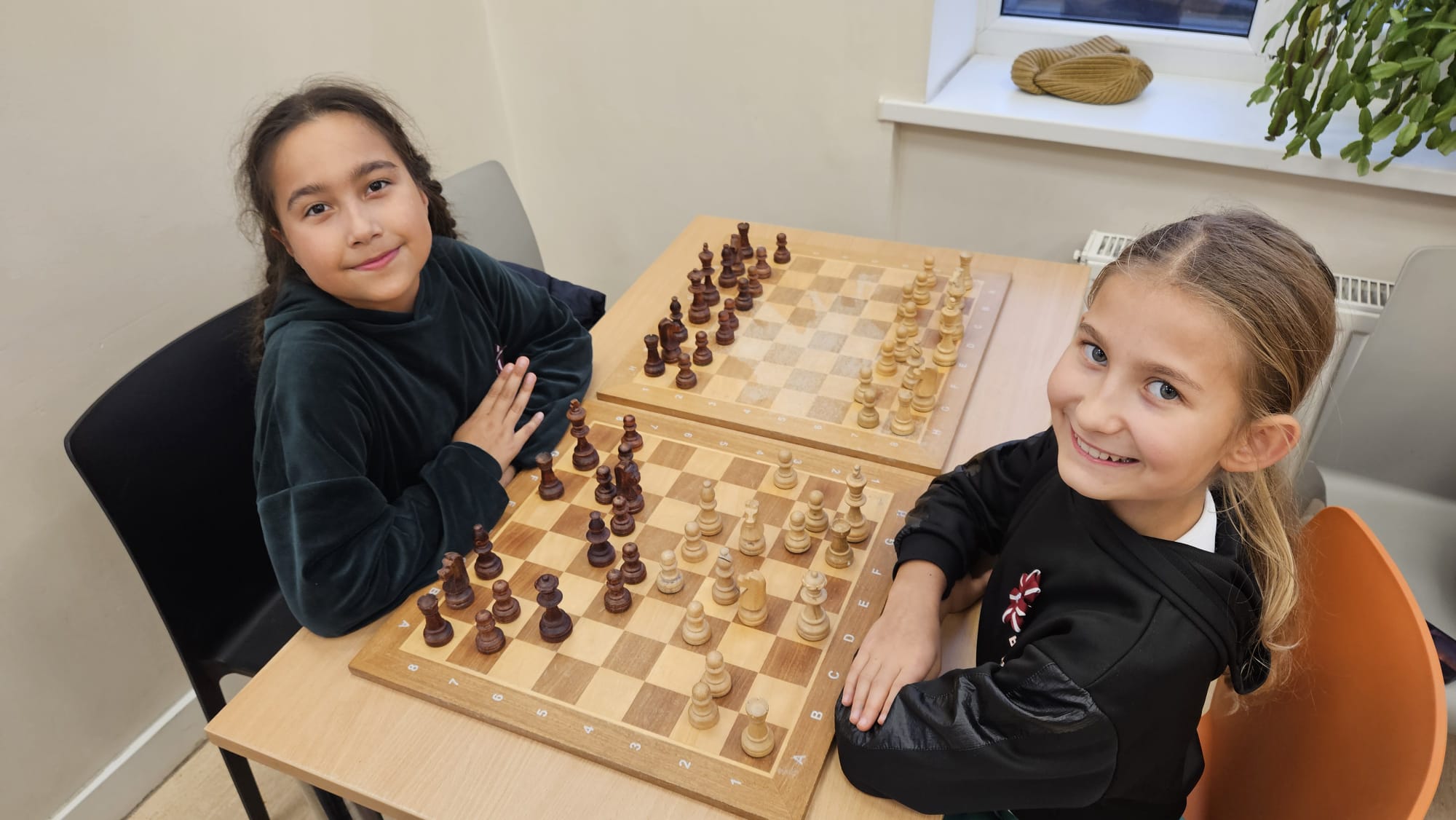 Skolas jaunās šahistes veiksmīgi aizvada savu turnīru