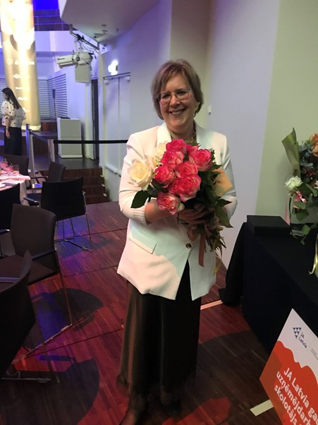 Sveicam skolotāju Ingunu Gustavu