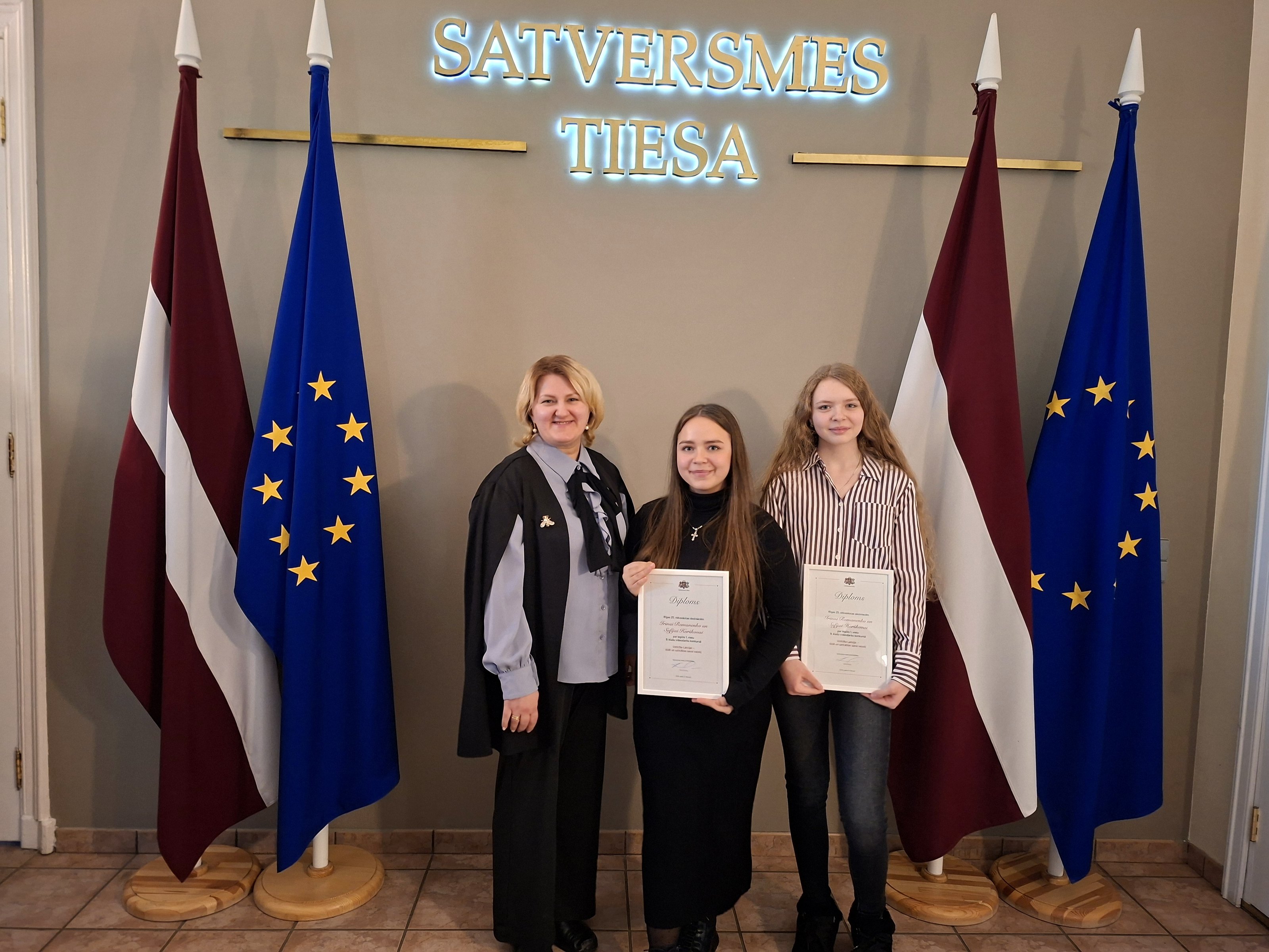 9.b klases skolnieces izcīna 1. vietu Satversmes tiesas radošo darbu konkursā